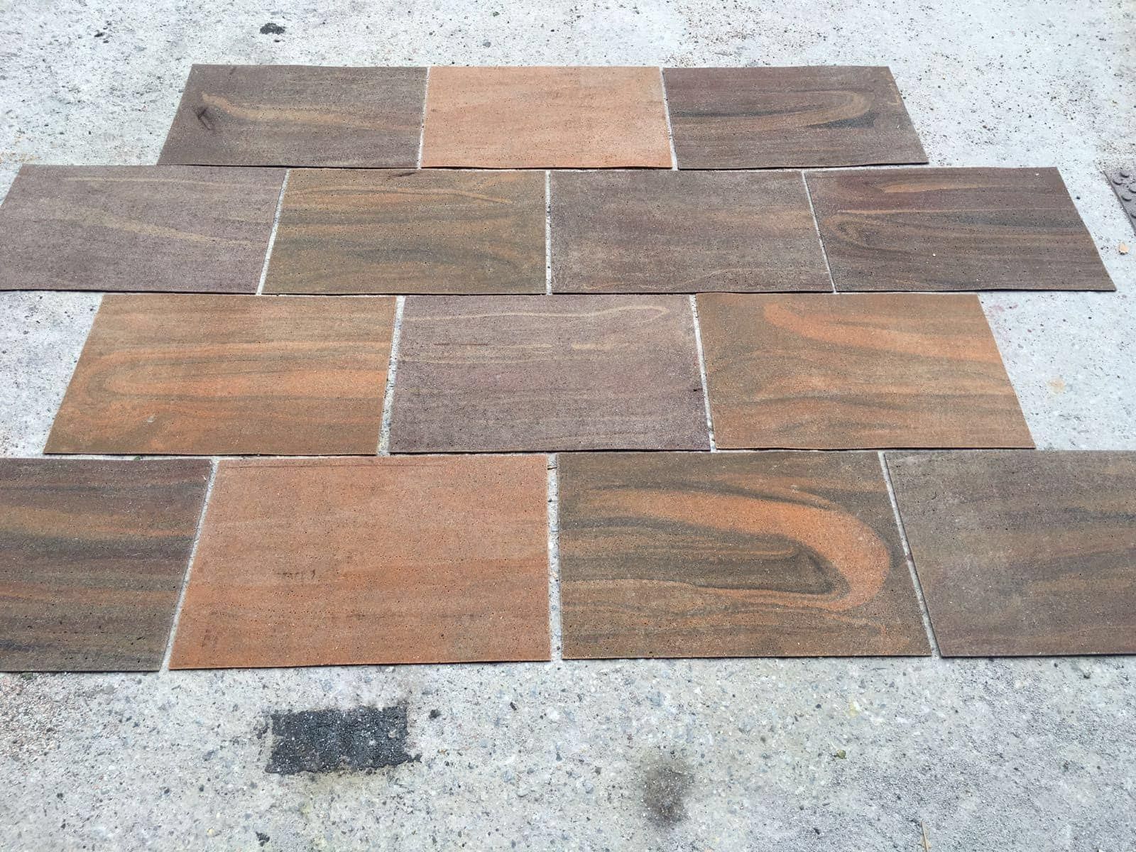 Composición de baldosas Zoruflex en formato rectangular con jaspeado terracota y vetas naturales