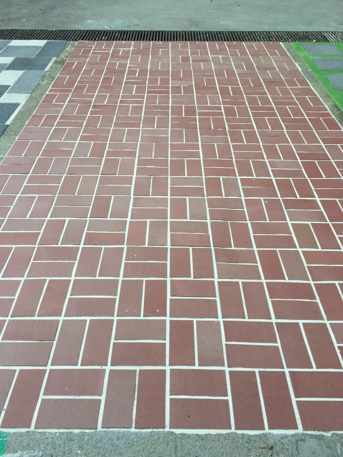 Pavimento Zoruflex en aparejo tipo ladrillo en color rojo terracota