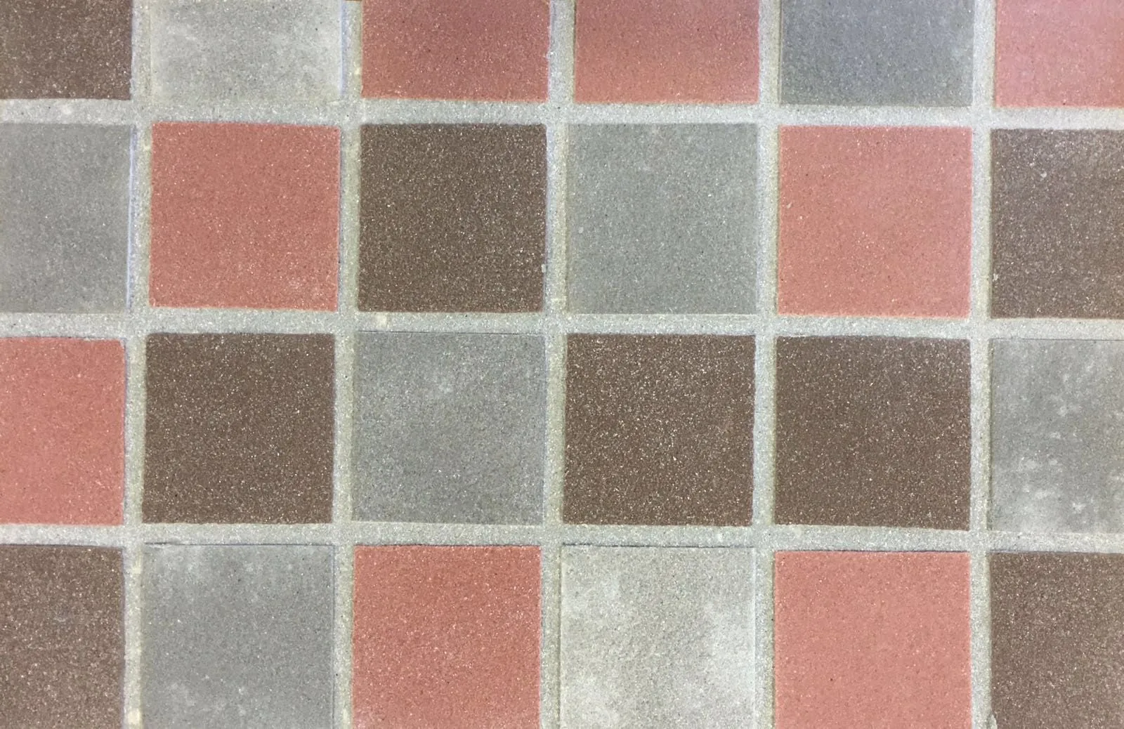 Pavimento Zoruflex en mosaico cuadrado con mezcla de tonos rosa, gris y marrón