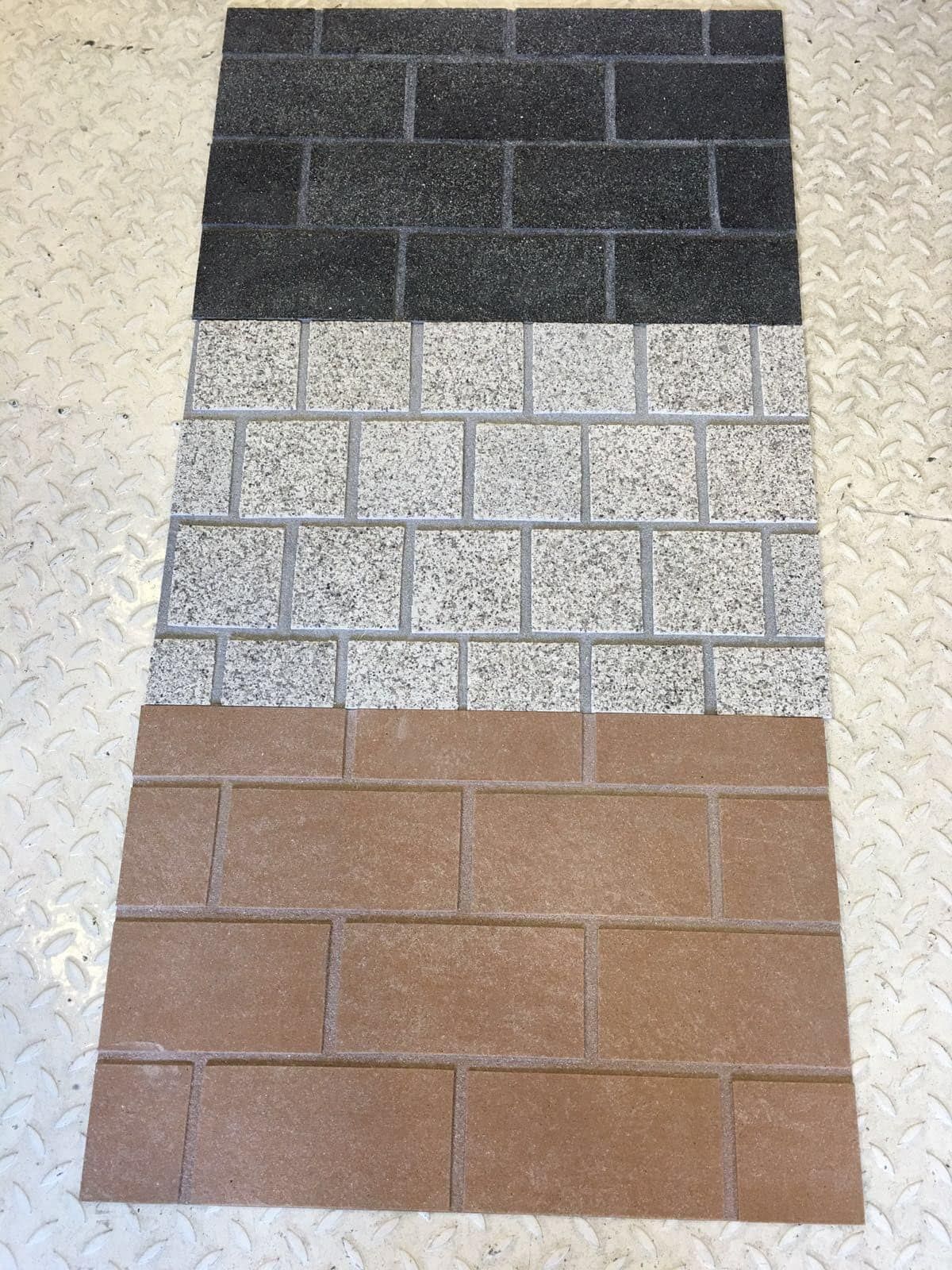 Muestrario Zoruflex con aparejos en negro, blanco granítico y terracota
