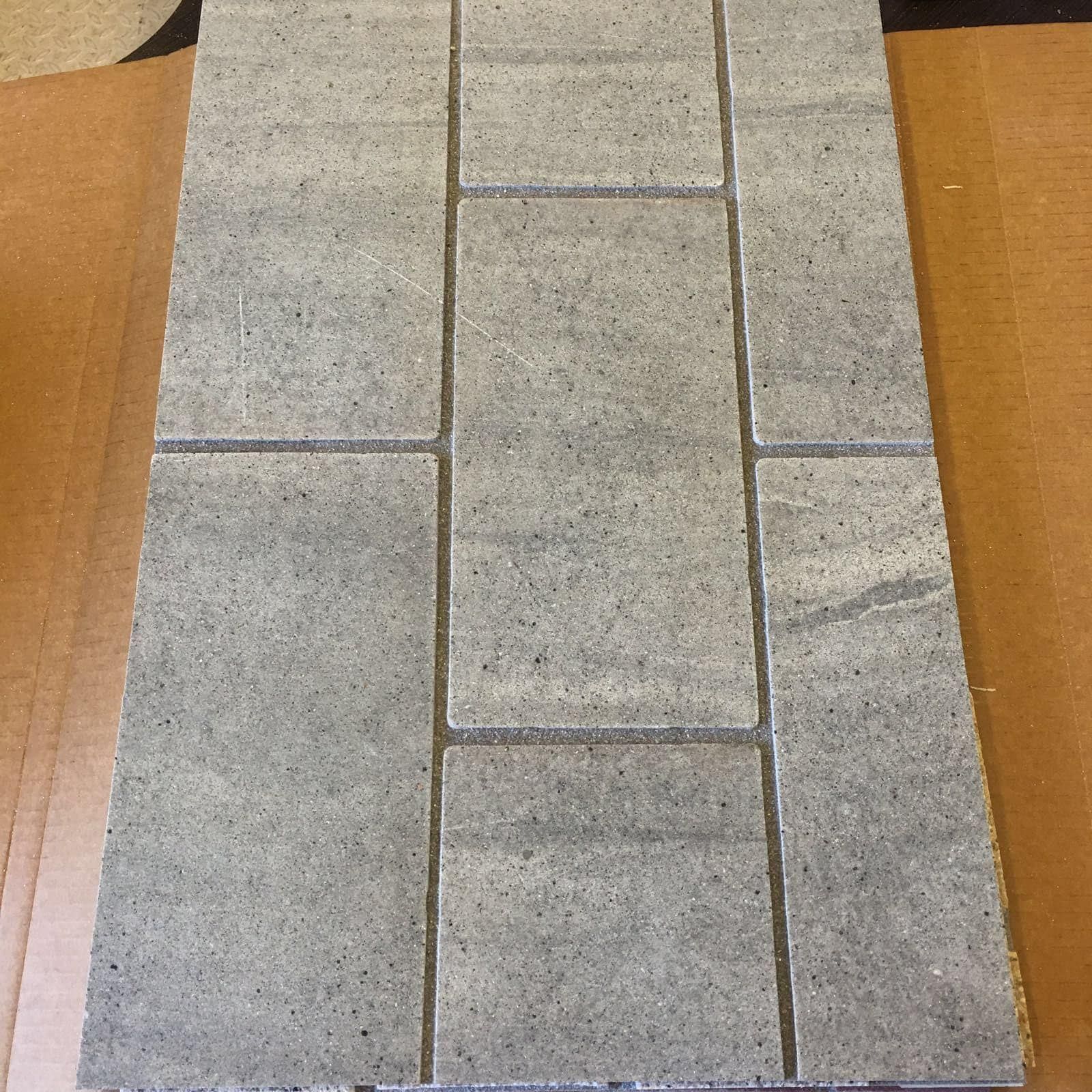 Panel de baldosas Zoruflex rectangulares en gris claro moteado con junta marcada