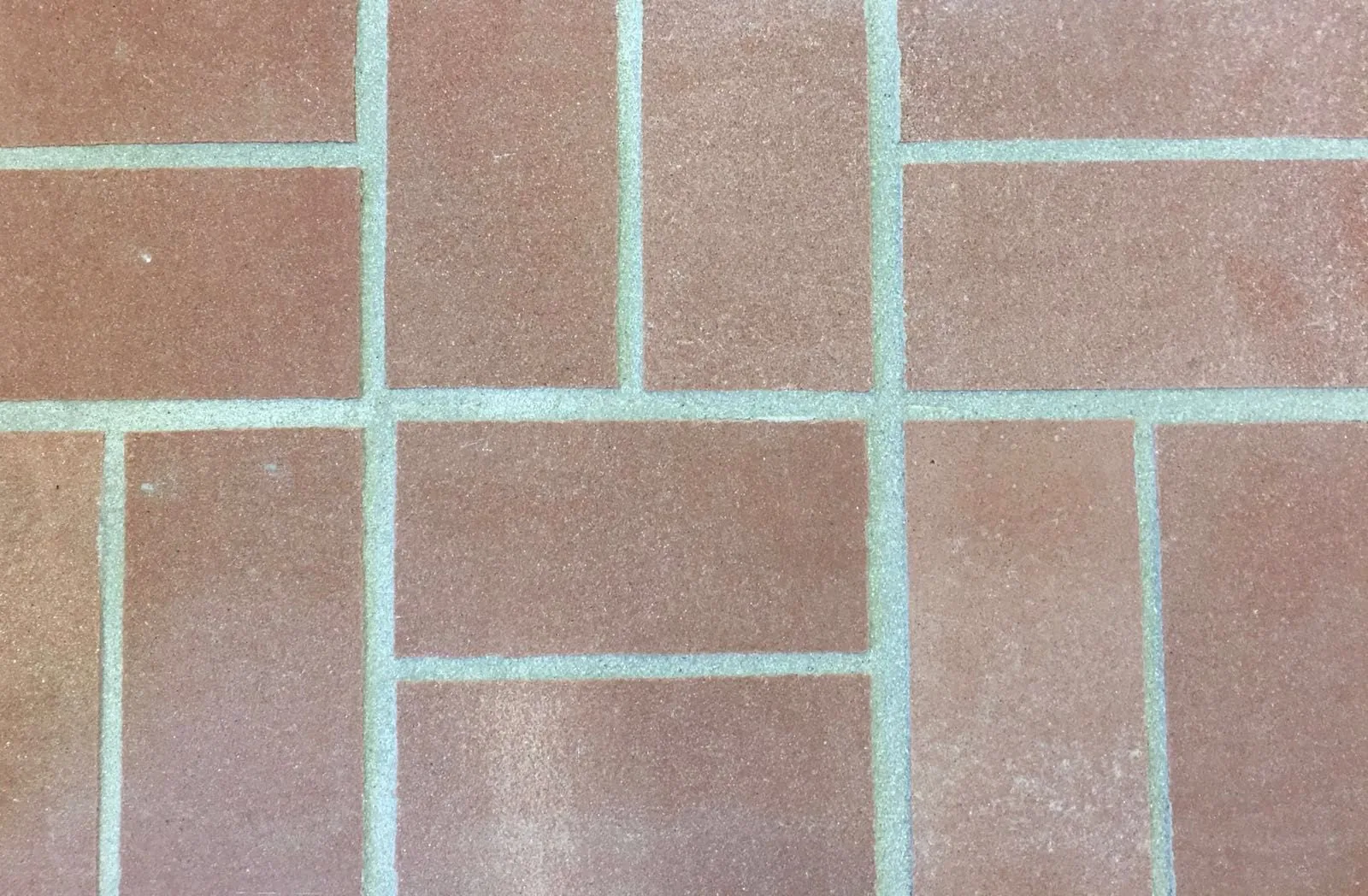 Aparejo Zoruflex en tonos terracota con junta beige clara